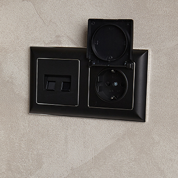 рамка 2-постовая IEK РУ-2-Бр Brite хром / черный - пример установки