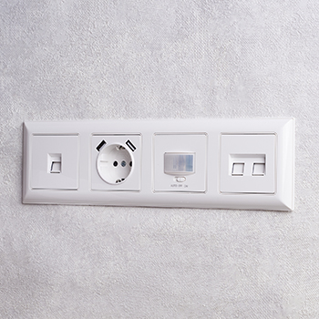 рамка 4-постовая IEK РУ-4-Бр Brite белый / белый - пример установки