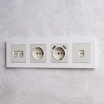 рамка 4-постовая IEK РУ-4-Бр Brite белый рифленый - пример установки