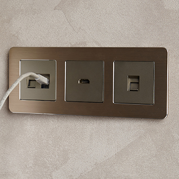 рамка 3-постовая IEK РУ-3-1-Бр металл шампань RE AL Brite - пример установки